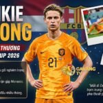 Mô tả hình ảnh đồ họa về Frenkie de Jong, tiền vệ đội tuyển Hà Lan, với thông tin chấn thương đầu gối nghiêm trọng sau World Cup 2026. Bao gồm các ảnh phụ De Jong bị thương và trích dẫn về tầm quan trọng của anh.